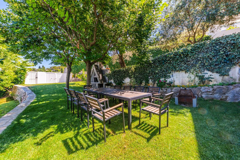Outdoor Dining Area & BBQ