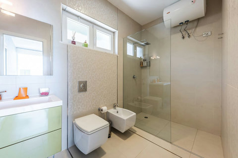 Bathroom 1 (Ensuite to Bedroom 1 | First floor)