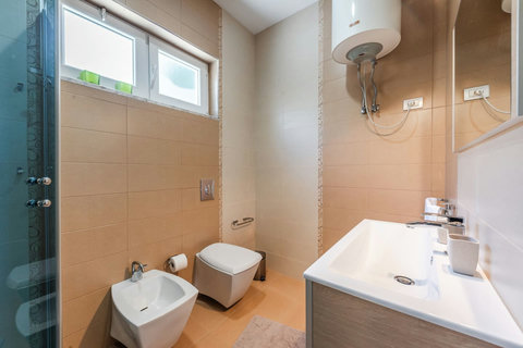 Bathroom 2 (First floor)