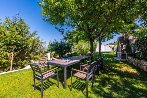 Outdoor Dining Area & BBQ