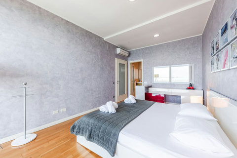 Bedroom 1 - Double Room (King Size | First Floor)