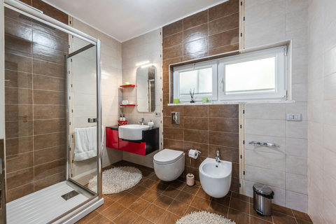 Bathroom 3 (Ensuite to Bedroom 3 | Ground floor)
