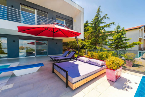 Pool & Jacuzzi Details