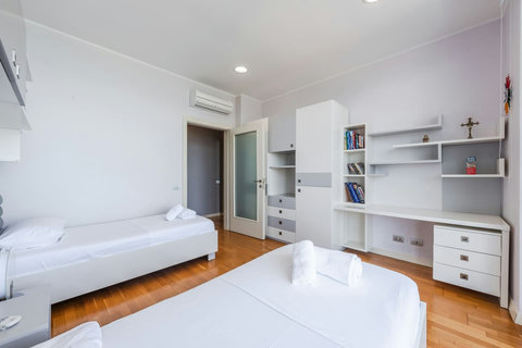 Bedroom 2 - Double room (Two single beds| First floor)