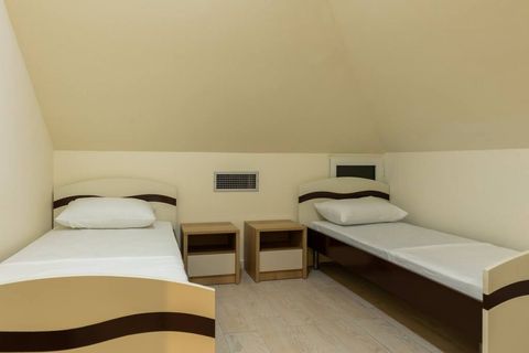 Bedroom 3 with two single beds (First floor)