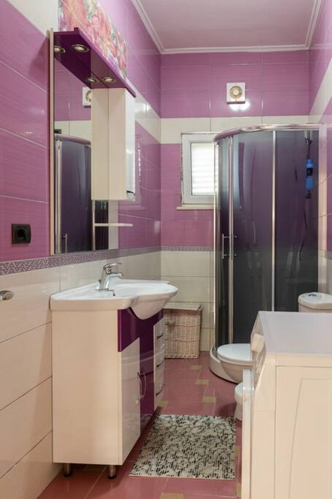 Bathroom 1 (Ground floor)