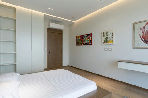 Bedroom 2 with a king bed (First floor)