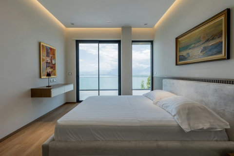 Bedroom 3 with a king bed (First floor)