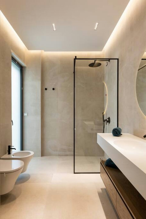 Bathroom 2 (First floor)