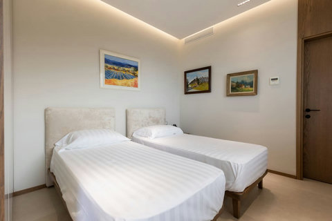 Bedroom 4 with two single beds (First floor)