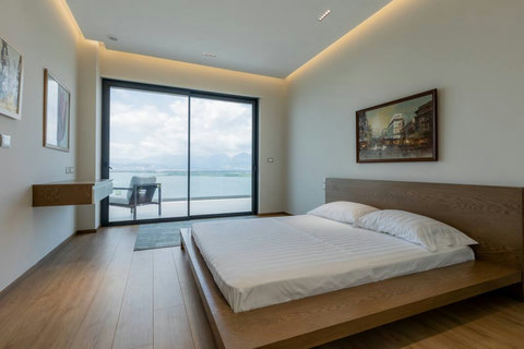 Bedroom 2 with a king bed (First floor)