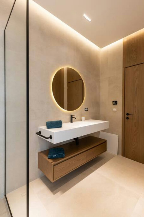 Bathroom 2 (First floor)