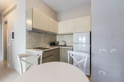 Dining area and fully-equipped kitchen