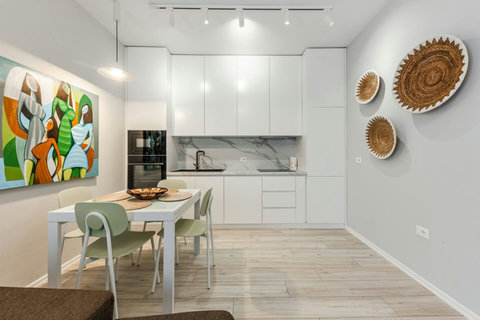 Fully-equipped kitchen & dining area