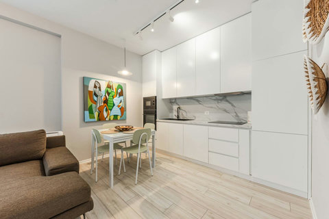 Fully-equipped kitchen & dining area