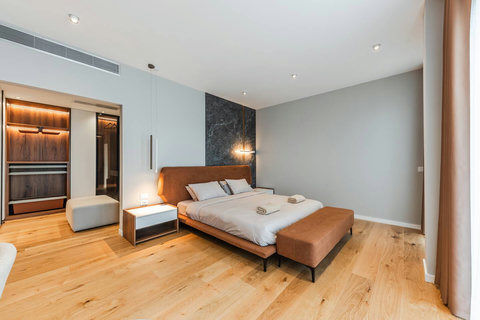 Bedroom 2 with a king bed (First floor)