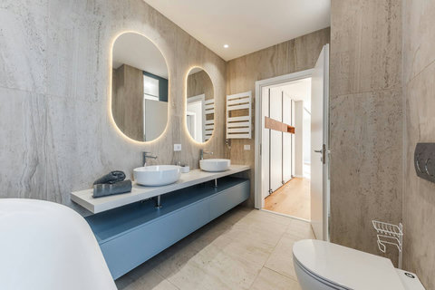 Bathroom 3 (First floor)