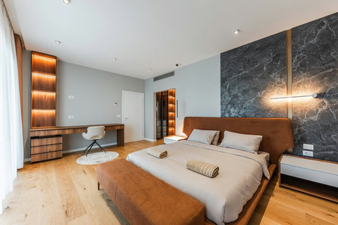 Bedroom 2 with a king bed (First floor)