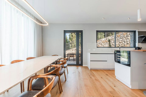 Fully-equipped kitchen and dining area (Ground floor)