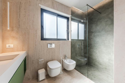 Bathroom 2 (Ensuite to bedroom 2)