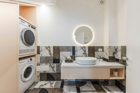 Bathroom 4 (First floor)