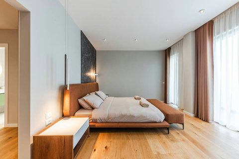 Bedroom 2 with a king bed (First floor)