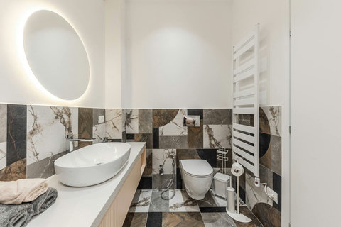 Bathroom 4 (First floor)