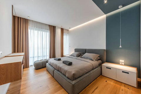 Bedroom 4 with a king bed (First floor)