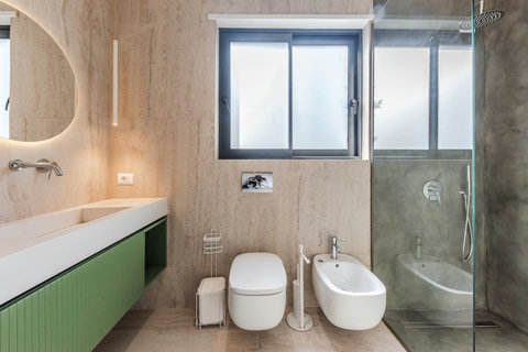 Bathroom 2 (Ensuite to bedroom 2)