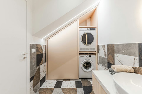 Bathroom 4 (First floor)