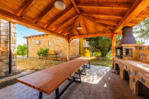 Outdoor Dining Area & BBQ