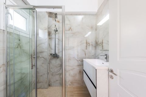 Bathroom 2 (First Floor)