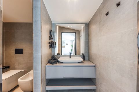 Bathroom 3 (Ensuite to bedroom 3 | Second floor)