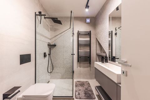 Bathroom 2 (First floor)