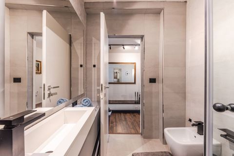 Bathroom 2 (First floor)