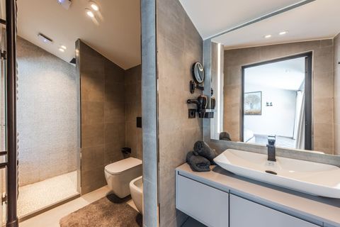 Bathroom 3 (Ensuite to bedroom 3 | Second floor)