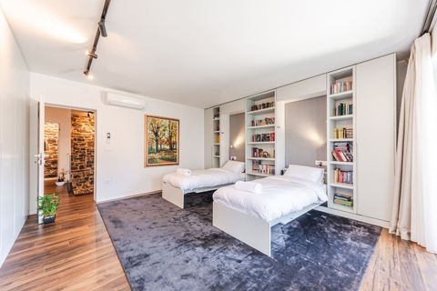 Bedroom 1 with two single beds (First floor)