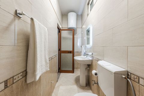 Bathroom 2 (Ensuite to bedroom 2)