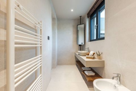 Bathroom 2 (Ensuite to bedroom 2 | First floor)