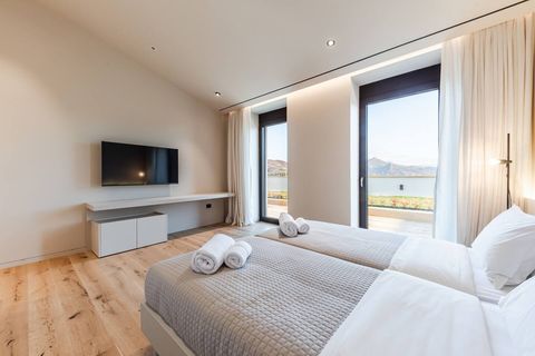 Bedroom 4 with 2 single beds