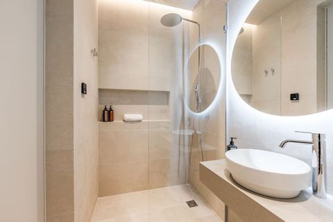 Bathroom 5 (Ensuite to bedroom 5 | First floor)