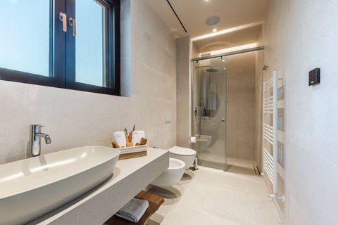 Bathroom 2 (Ensuite to bedroom 2 | First floor)