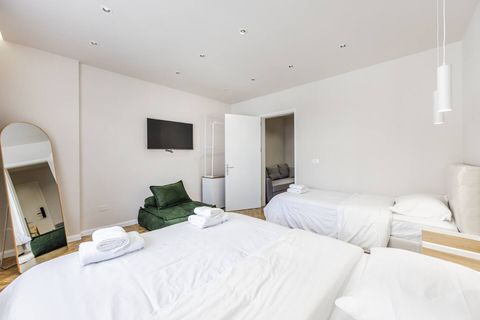 Bedroom with 1 double bed and 1 single bed