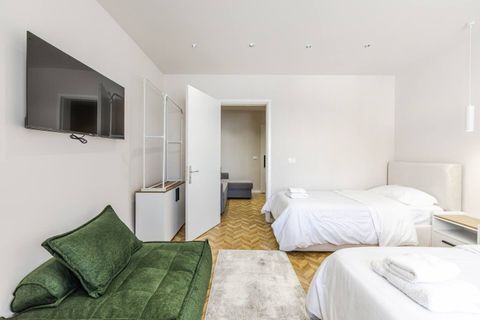 Bedroom with 1 double bed and 1 single bed