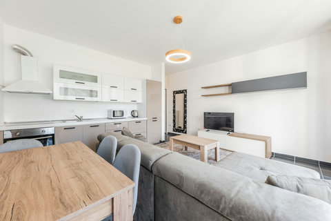 Fully-equipped kitchen and dining area