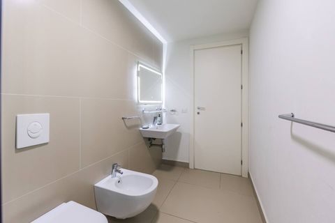 Bathroom 2 (first floor)