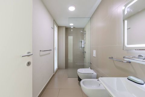Bathroom 2 (first floor)
