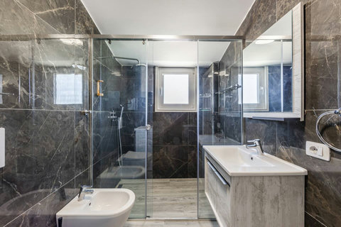 Bathroom 2 (Ensuite to bedroom 3)