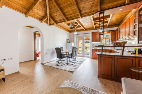 Dining area and fully-equipped kitchen