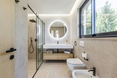 Bathroom 1 (Ensuite to bedroom 1)